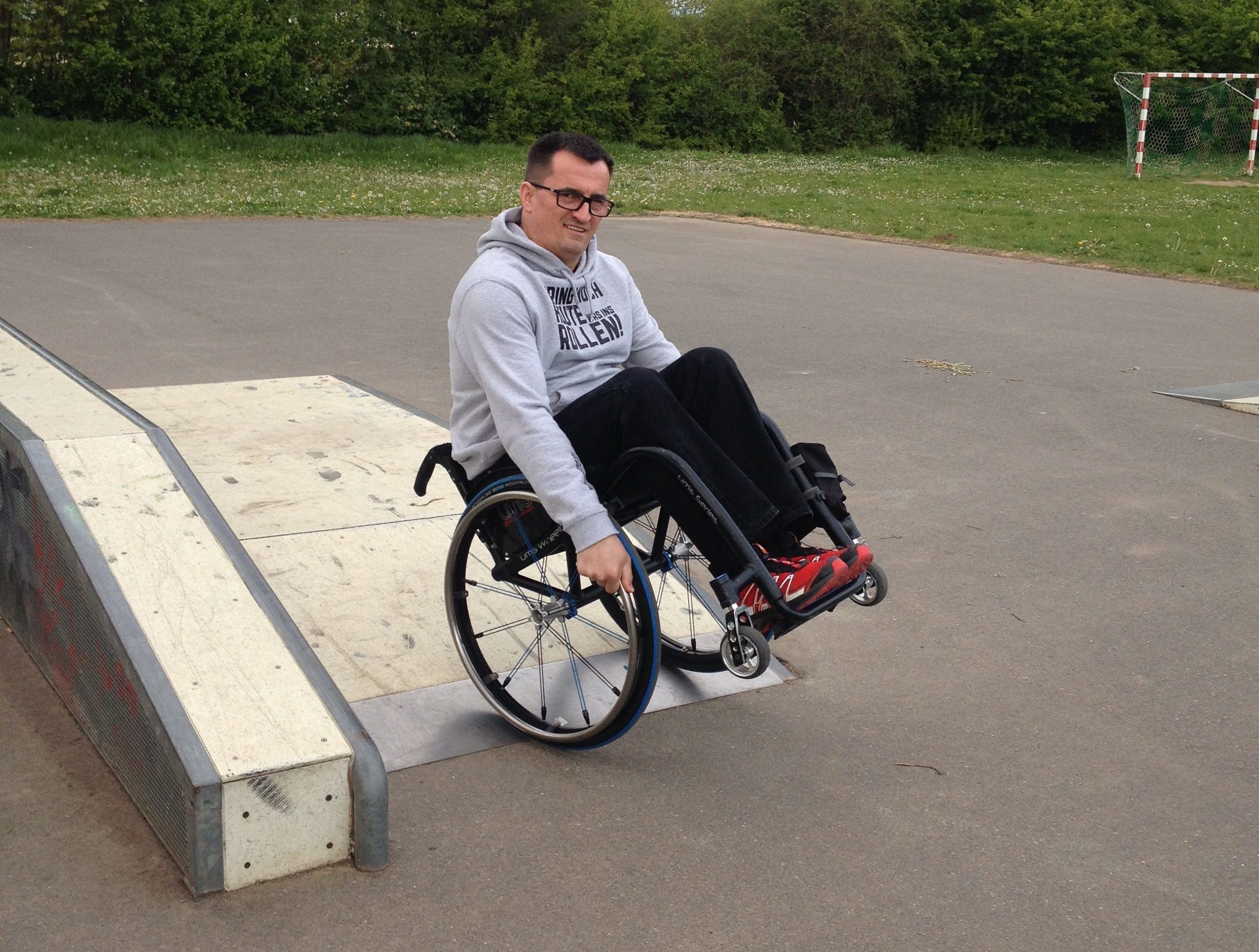 Foto von Jörg Köhler, er sitzt im Rollstuhl und ist in einem Skatepark