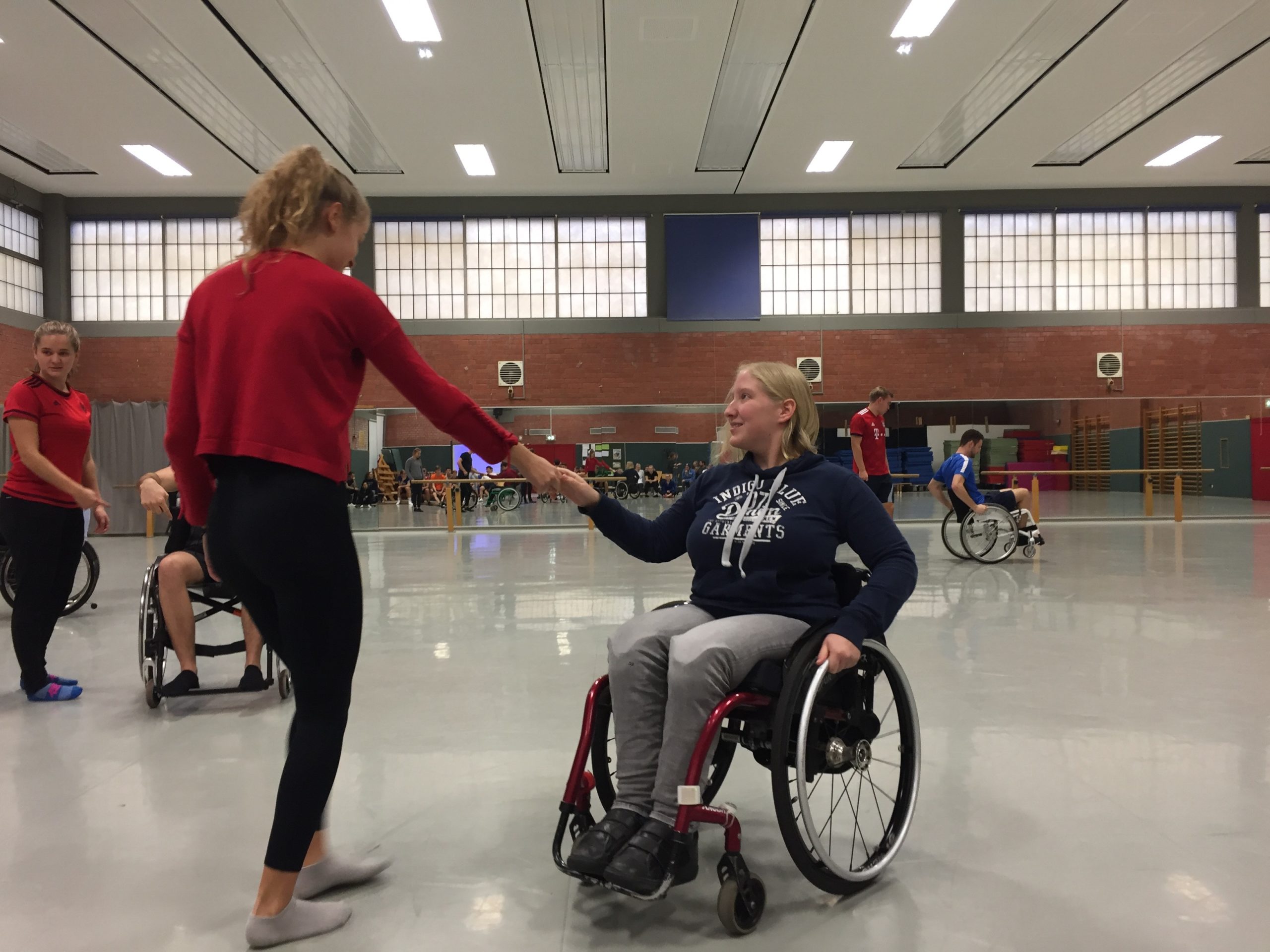 Tänzerin Hannah Uerschelen, zeigt den Studierenden den Rollstuhltanz